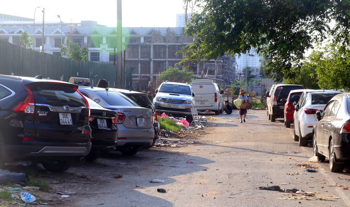 Không có chỗ gửi xe, dân chung cư ở Hà Nội để ôtô ở bãi rác